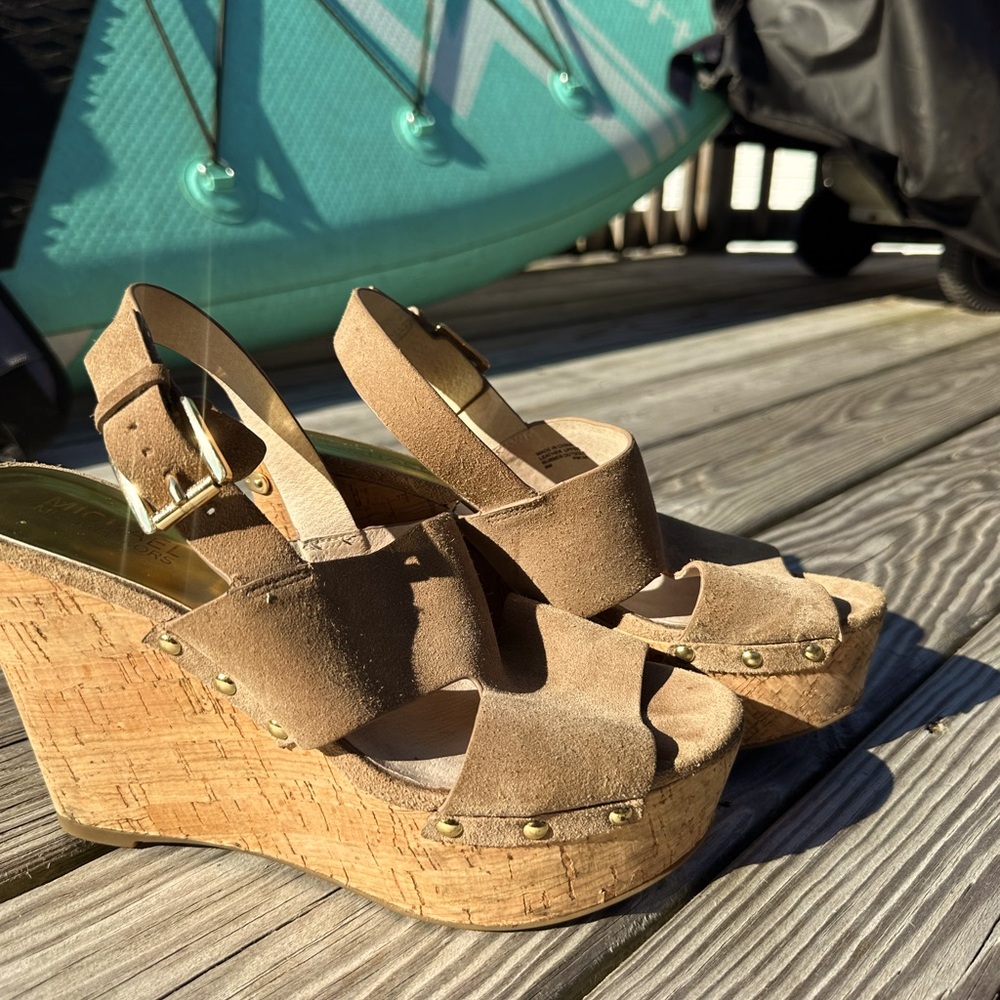 Michael Kors Carina Wedge Sandals
Open Toe Tan Gold PW14K Size 8 Soft Leather